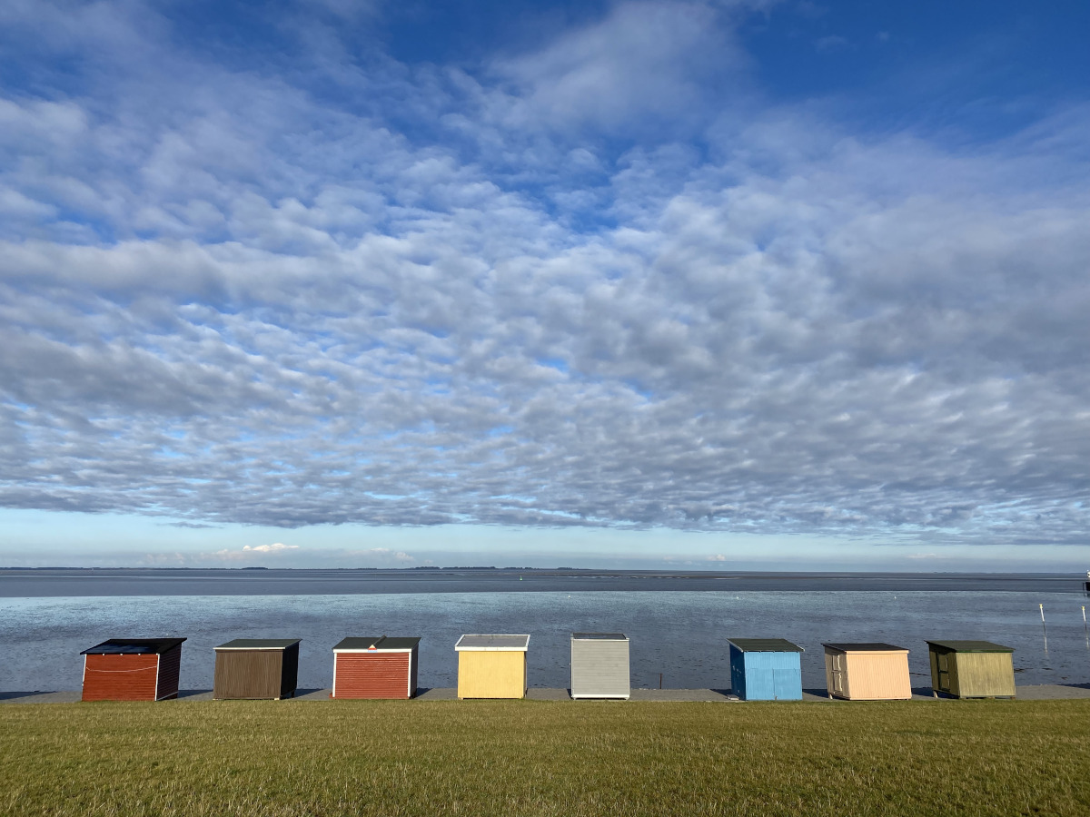 alignée de cabanes de plage de dos