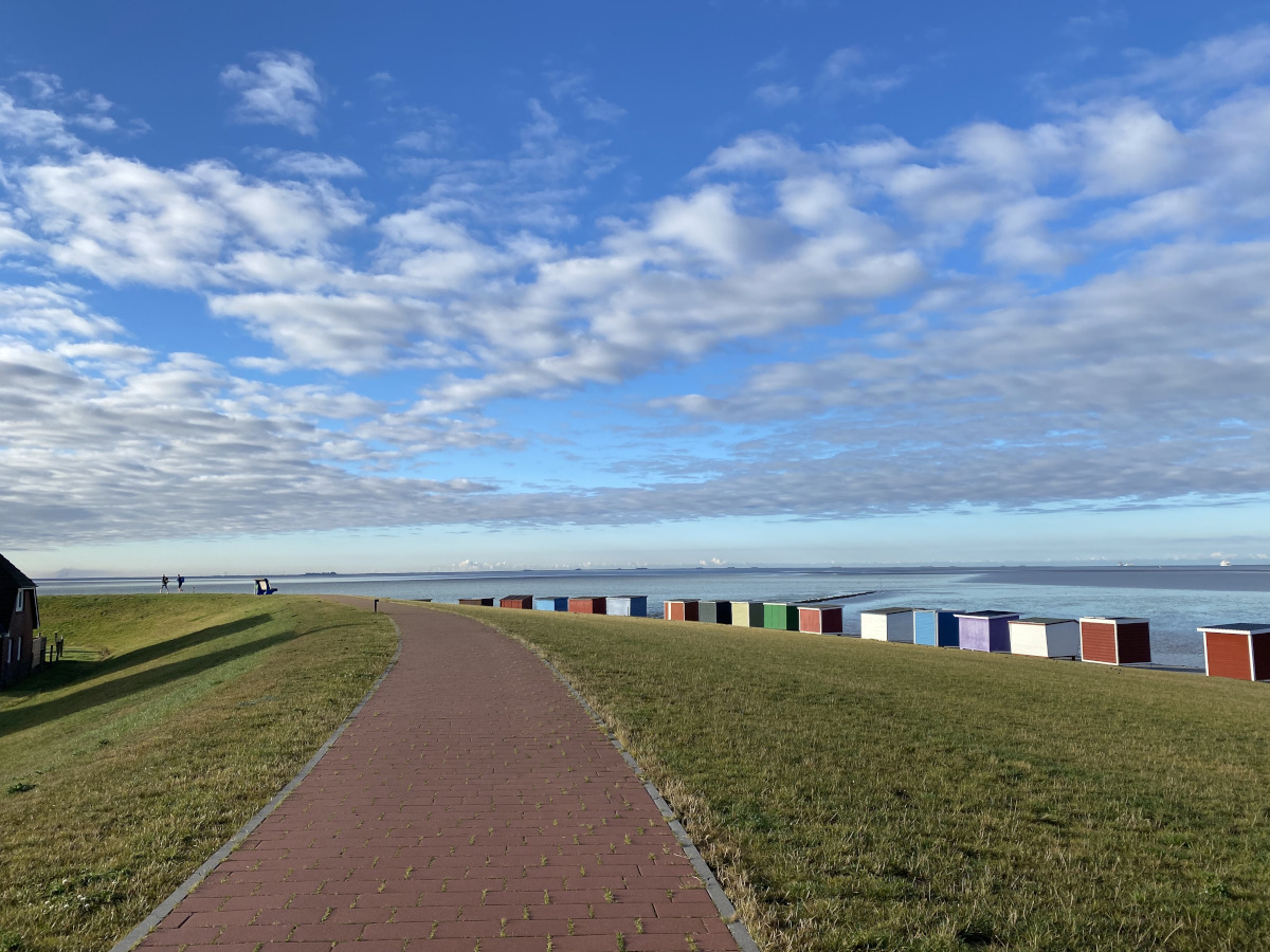 alignée de cabanes de plage