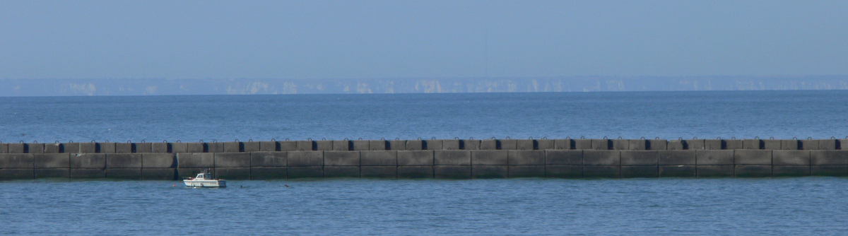 la côte anglaise au loin depuis la côte française