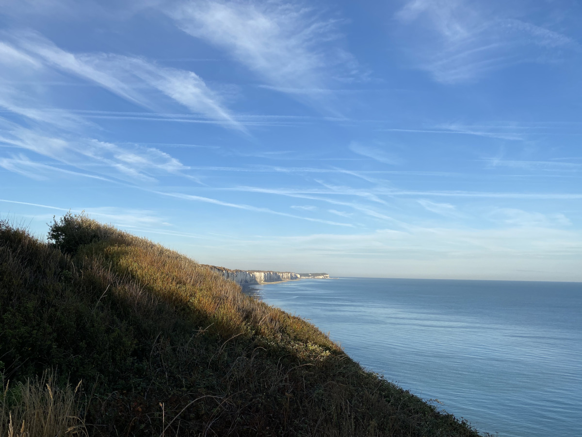 falaises le long de la mer en roche blanche