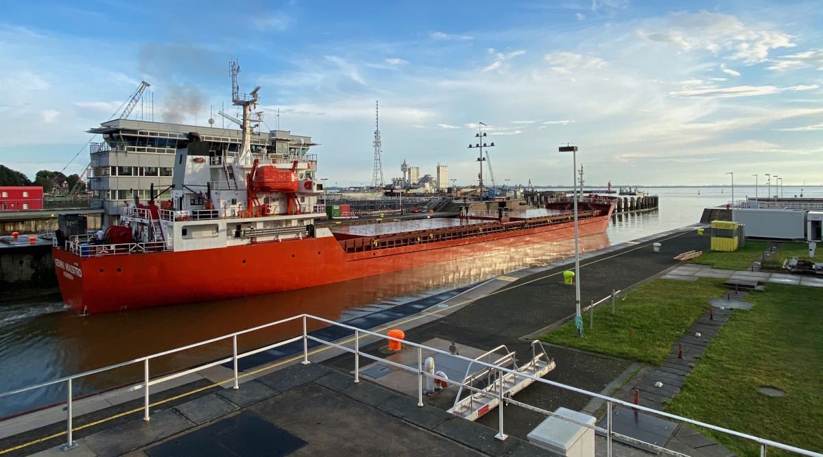 grand bateau dans un canal