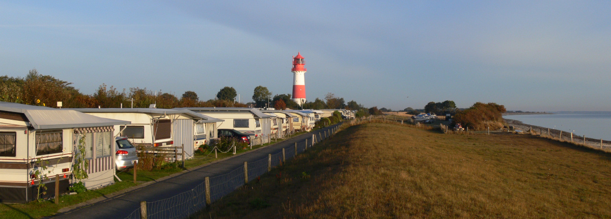 phare du camping en bord de mer le matin