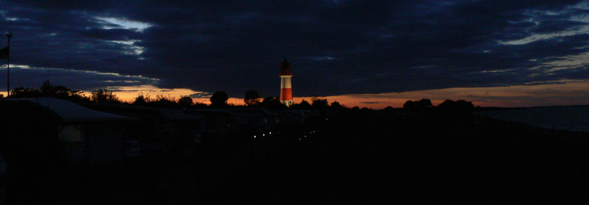 phare du camping en bord de mer la nuit