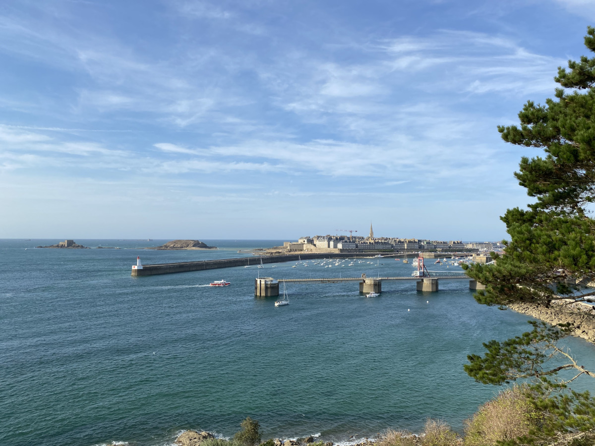 vieille ville de St-Malo depuis les hauteurs